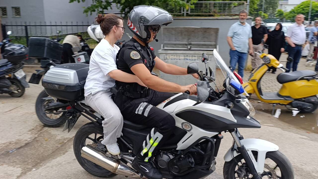 Bursa'da sınava 15 dakika kala büyük panik! İmdadına motosikletli polis yetişti 3 bursada sinava 15 dakika kala buyuk panik imdadina motosikletli polis yetisti 39b68f5e9f04