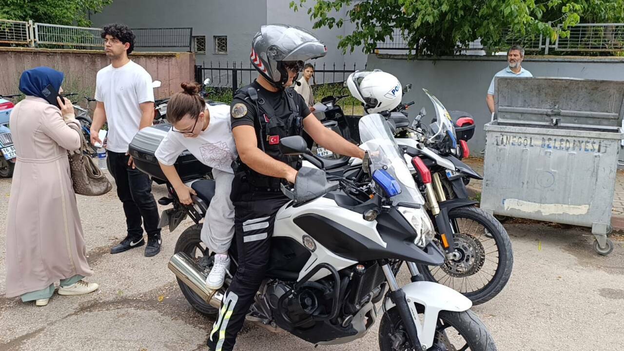 bursada sinava 15 dakika kala buyuk panik imdadina motosikletli polis yetisti 45bfe8594358