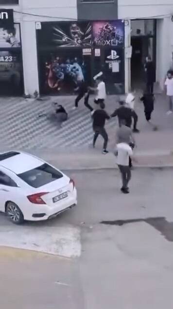 Bursa'da sokağa taşan kavga! Kemerli, ıstakalı... 4 bursada sokaga tasan istakali kavga kamerada 0e7744f6b6e2