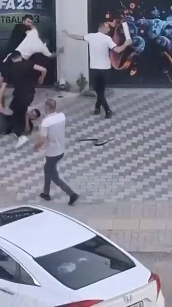 Bursa'da sokağa taşan kavga! Kemerli, ıstakalı... 2 bursada sokaga tasan istakali kavga kamerada 9a87c54fd9a0