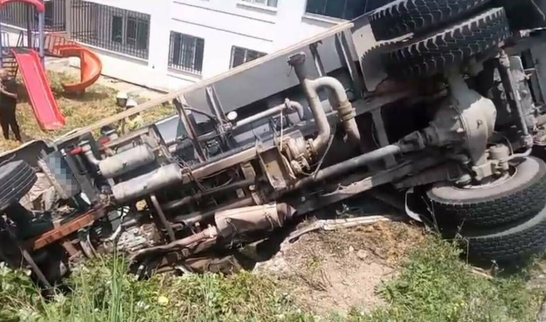Bursa’da su tankeri site bahçesine böyle devrildi Bursa’nın Gemlik ilçesinde sürücüsünün kontrolünden çıkan su tankeri, bir sitenin