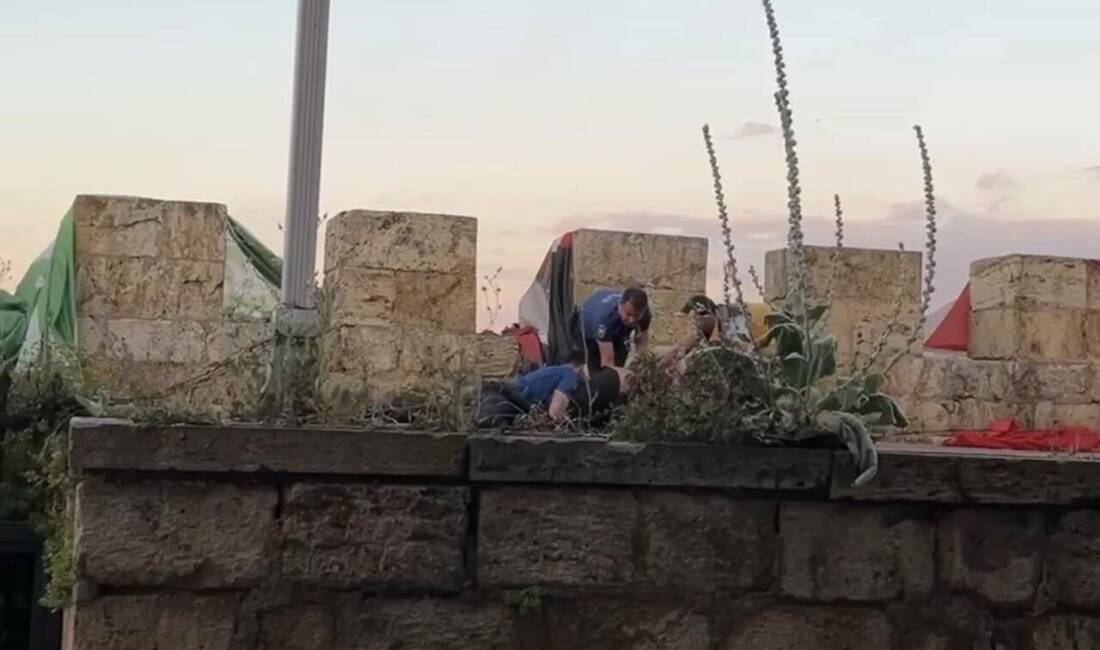 Bursa’da tarihi surlarda hareketli dakikalar! Bursa’da Tophane surlarına çıkarak intihar girişiminde bulunan bir kişi, polis