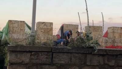Bursa’da Tophane surlarına çıkarak intihar girişiminde bulunan bir kişi, polis