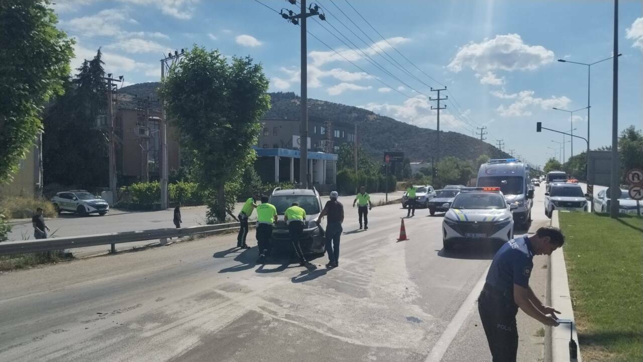 Bursa'da trafik kazası: Yaralılar var... 1 bursada trafik kazasi yaralilar var f90e44ae65bc