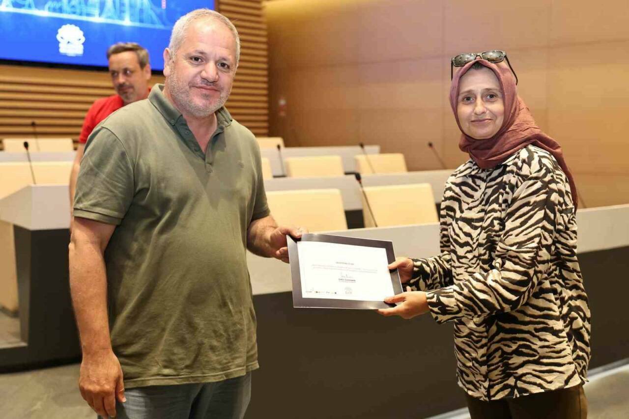 Bursa'da üretici kadınlar sertifikalarını aldı 4 bursada uretici kadinlar sertifikalarini aldi 639bf73e0973