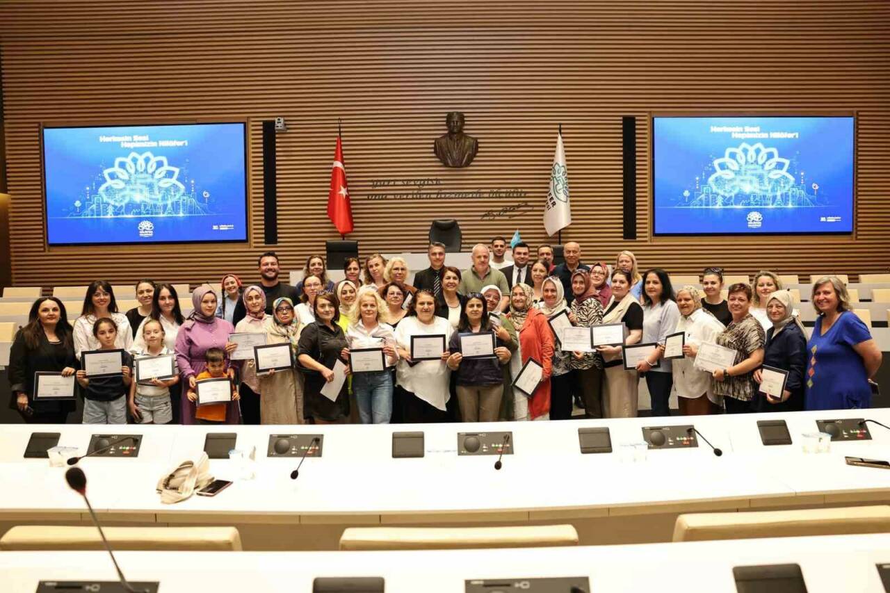 Bursa'da üretici kadınlar sertifikalarını aldı 5 bursada uretici kadinlar sertifikalarini aldi 9684f9416328