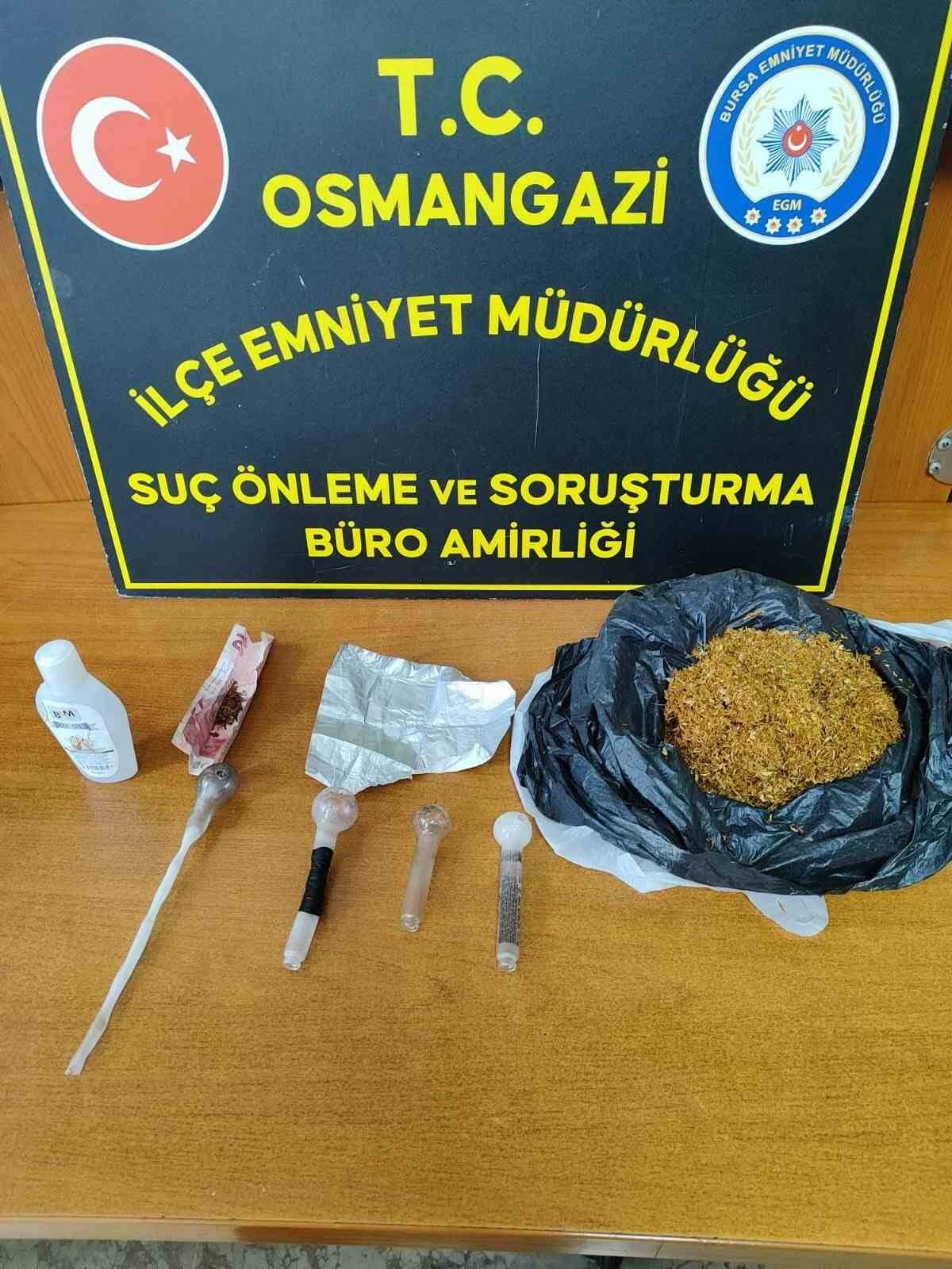 Bursa’da uyuşturucu operasyonu: 1 kiloya yakın esrar ele geçirildi 2 bursada uyusturucu operasyonu 1 kiloya yakin esrar ele gecirildi 29506eaa21f6
