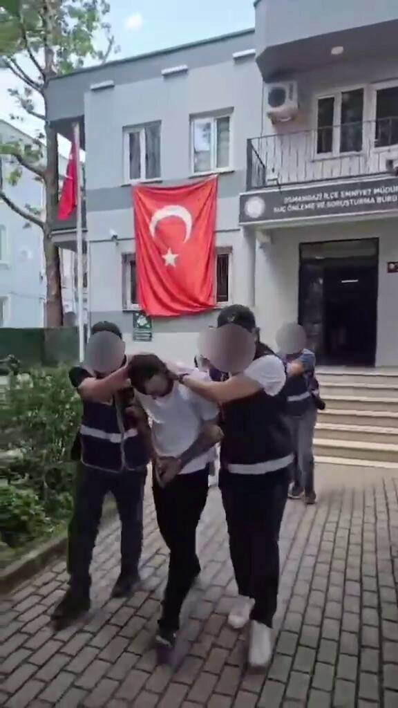 Bursa’da uyuşturucu operasyonu: 1 kiloya yakın esrar ele geçirildi 3 bursada uyusturucu operasyonu 1 kiloya yakin esrar ele gecirildi 7c411c24ffb5