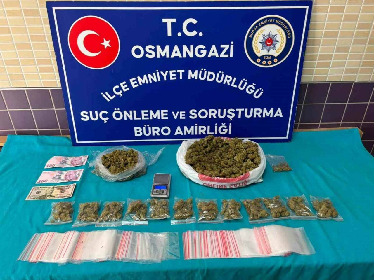 Bursa’da uyuşturucu operasyonu: 1 kiloya yakın esrar ele geçirildi 1 bursada uyusturucu operasyonu 1 kiloya yakin esrar ele gecirildi c294f22f974f