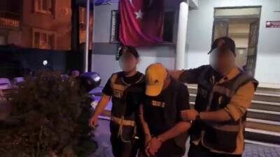 Bursa’da polis ekiplerince düzenlenen operasyonda yaklaşık 1 kilogram esrar ile