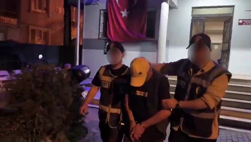 Bursa’da uyuşturucu operasyonu: 1 kiloya yakın esrar ele geçirildi Bursa’da polis ekiplerince düzenlenen operasyonda yaklaşık 1 kilogram esrar ile