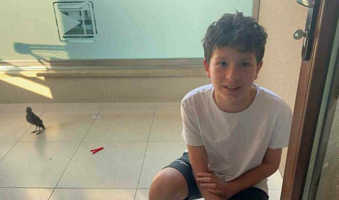 Bursa’da uzun süre evinde besleyip uçurdu Bursa’nın Nilüfer ilçesinde bir sitenin bahçesinde bulduğu karga yavrusuna yaklaşık