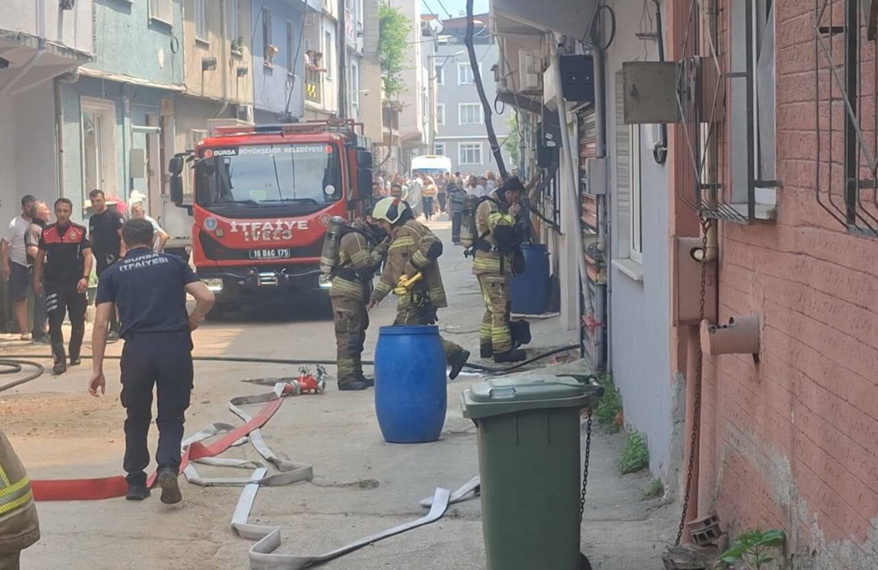 Bursa'da yangın paniği 2 bursada yangin panigi c4f1b189e6a2