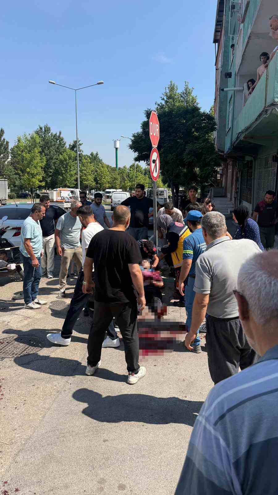 Bursa’da yaralı babanın zor anları: “Oğlum sakın ölme” Bursa’nın Yıldırım ilçesinde komşu iki esnaf arasında iş yeri önüne