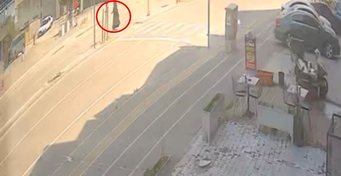 Bursa’da yaya geçidinde dehşet anları Bursa’nın Gürsu ilçesinde yaya geçidinden karşıya geçmeye çalışan kadın, hızla