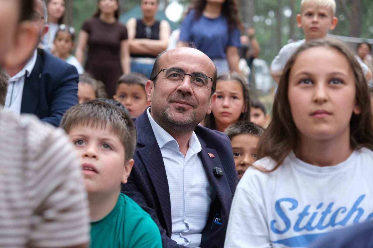 Bursa'da yıl sonu çocuk şenliğinden renkli görüntüler 4 bursada yil sonu cocuk senliginden renkli goruntuler 1264c8fff39d