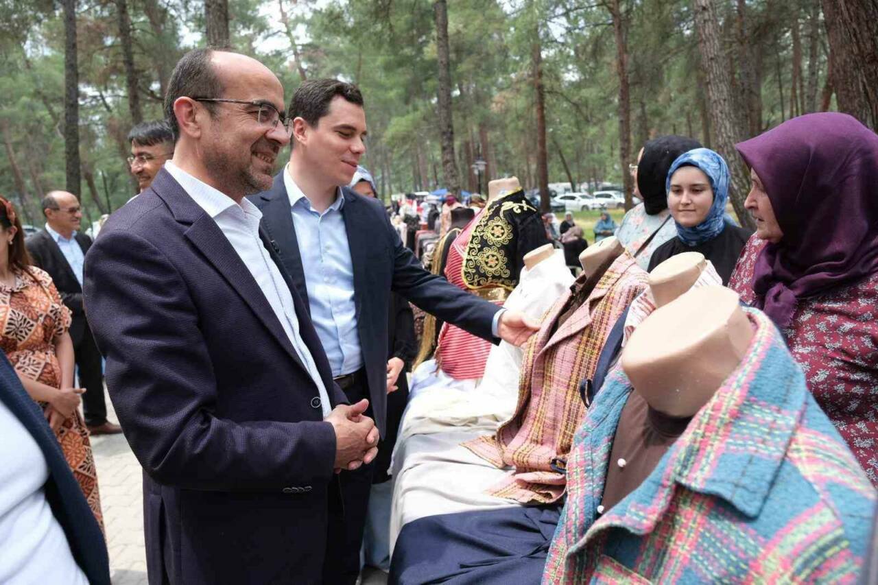 Bursa'da yıl sonu çocuk şenliğinden renkli görüntüler 2 bursada yil sonu cocuk senliginden renkli goruntuler 153c145da1d0