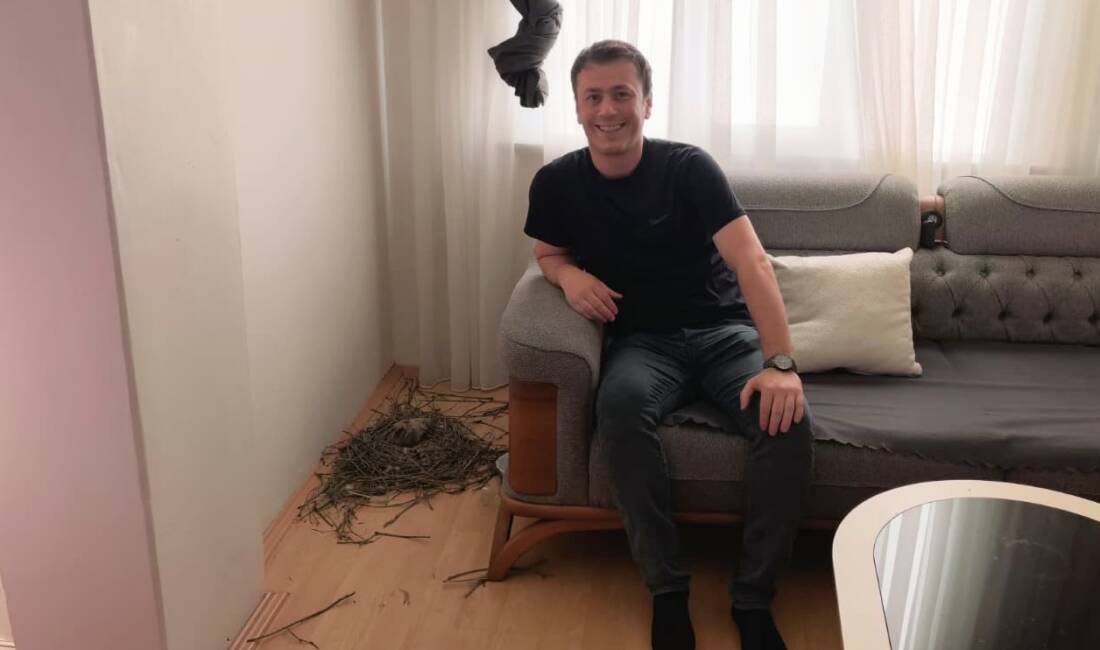 Bursa’da yürek ısıtan hikaye: Evindeki sürpriz misafire yuva yaptı Bursa'nın İnegöl ilçesinde yalnız yaşayan Onur Bilici (28), evinin oturma