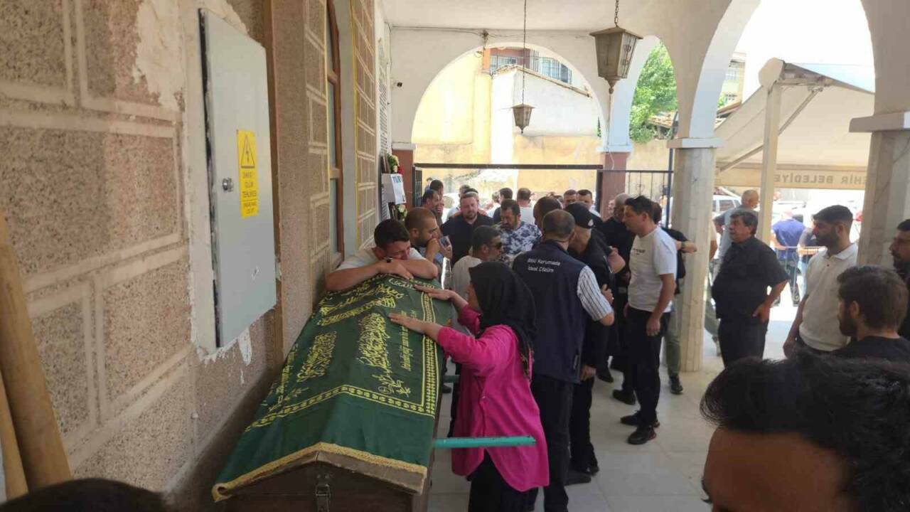 Bursa'da yürek yıkan feryat! İki evlatlarını da aynı nedenden kaybettiler... 2 bursada yurek yikan feryat iki evlatlarini da kaybettiler 9fe156fc1e46