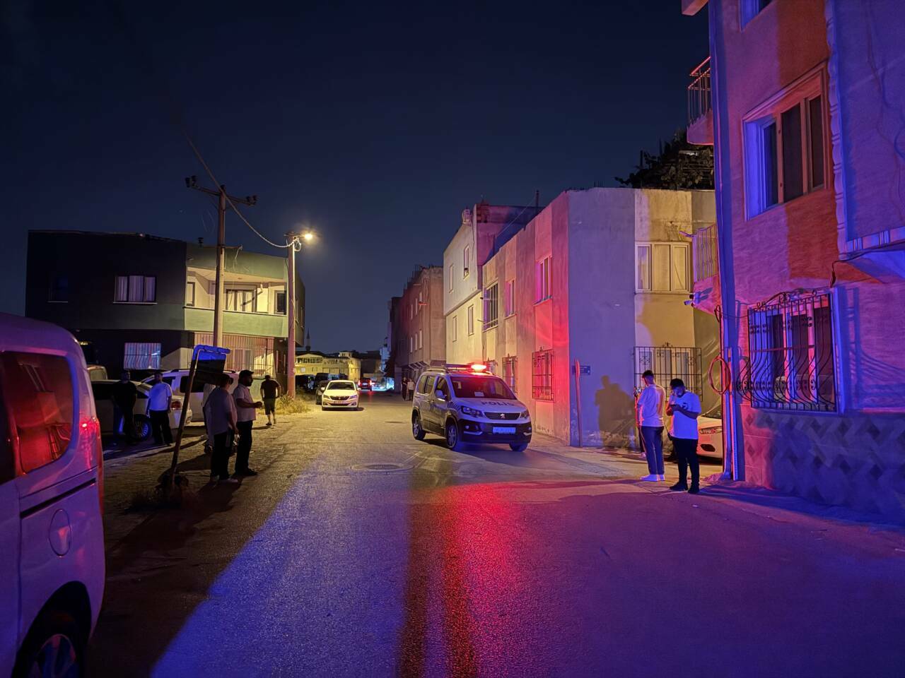 Bursa'da yürekler ağza geldi! Sokak ortasında silahlar konuştu 1 bursada yurekler agza geldi sokak ortasinda silahlar konustu ac29d6dc9024