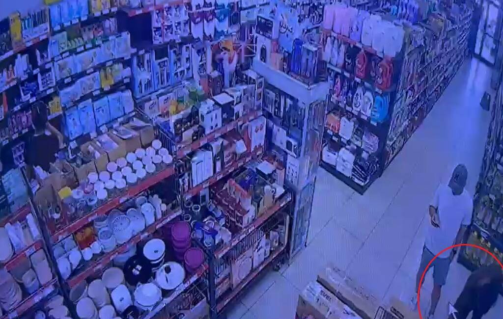Bursa’da zincir marketten televizyon hırsızlığı! Bursa’nın İznik ilçesindeki zincir marketten televizyon çalıp kaçan şüpheli K.C.T.