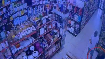 Bursa’nın İznik ilçesindeki zincir marketten televizyon çalıp kaçan şüpheli K.C.T.