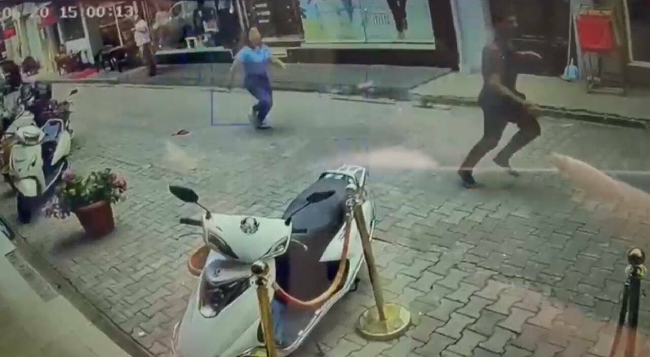 Bursa'da zincir marketten televizyon hırsızlığı! 9 bursada zincir marketten televizyon hirsizligi 6525ee1b3529
