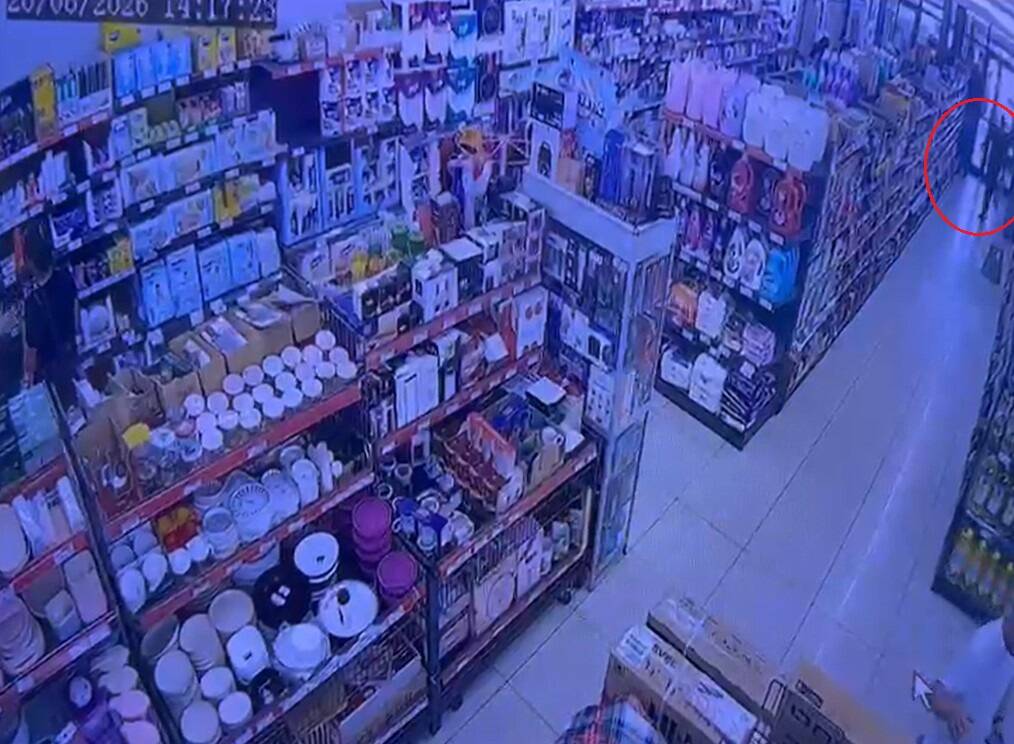 Bursa'da zincir marketten televizyon hırsızlığı! 4 bursada zincir marketten televizyon hirsizligi 7fbf2c15e63c