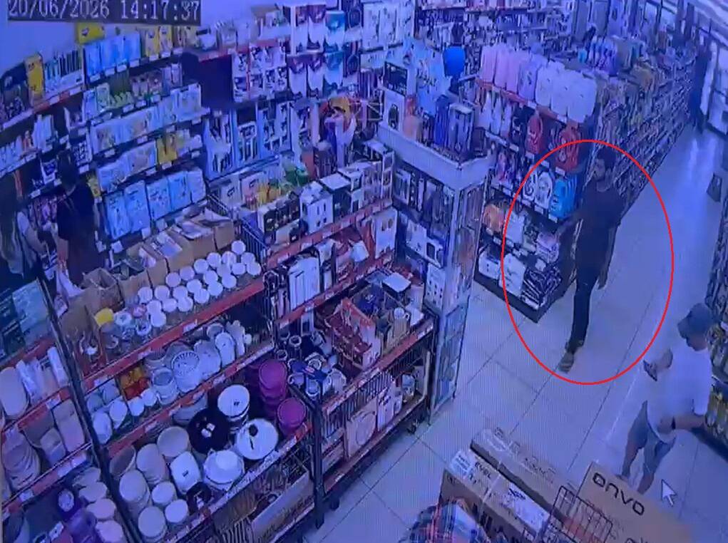 Bursa'da zincir marketten televizyon hırsızlığı! 5 bursada zincir marketten televizyon hirsizligi be47b389e35e