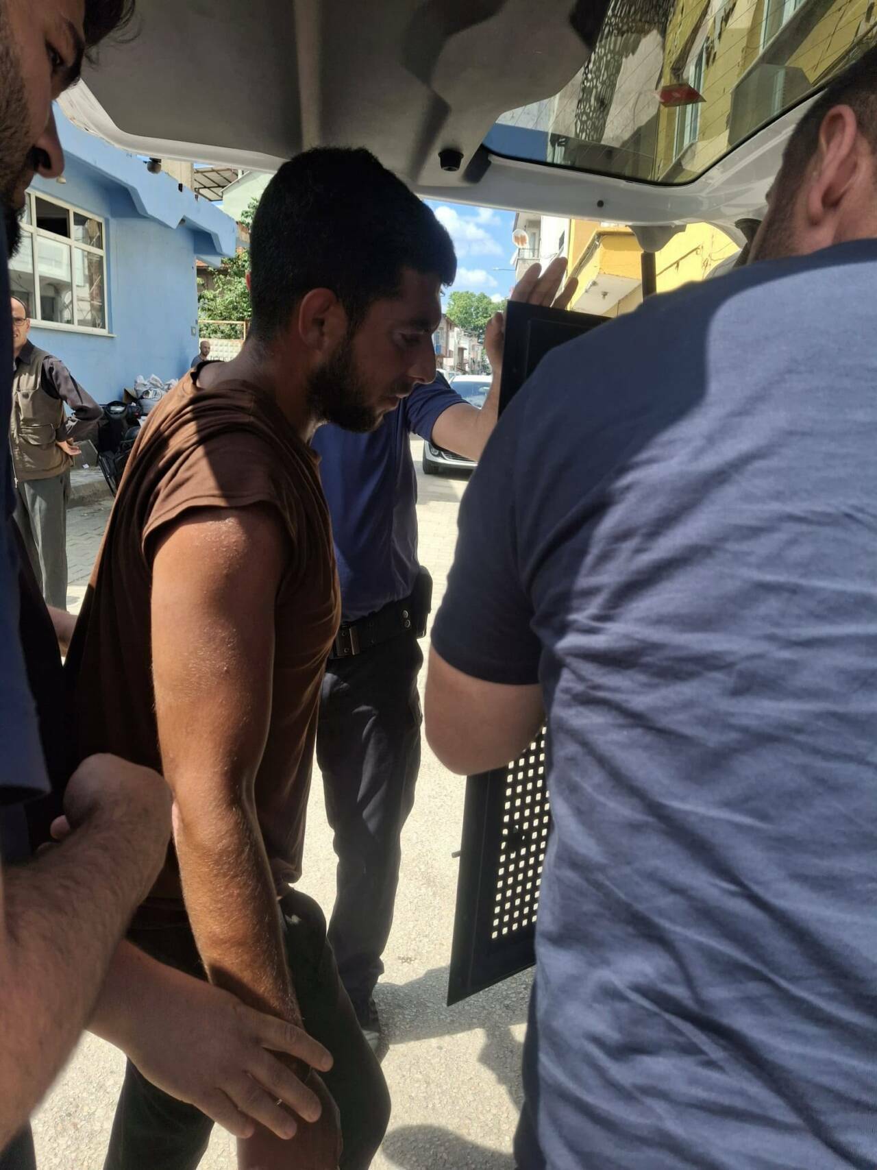 Bursa'da zincir marketten televizyon hırsızlığı! 8 bursada zincir marketten televizyon hirsizligi c3300b266eef