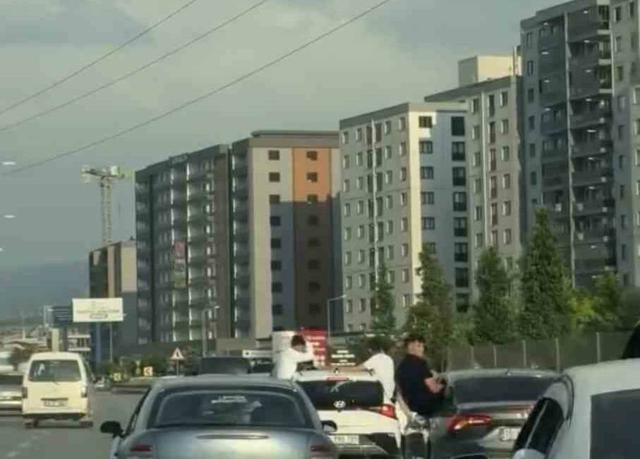 Bursa’da düğün konvoyunda tehlikeli hareketler yapan şahıslar, hem kendi canlarını