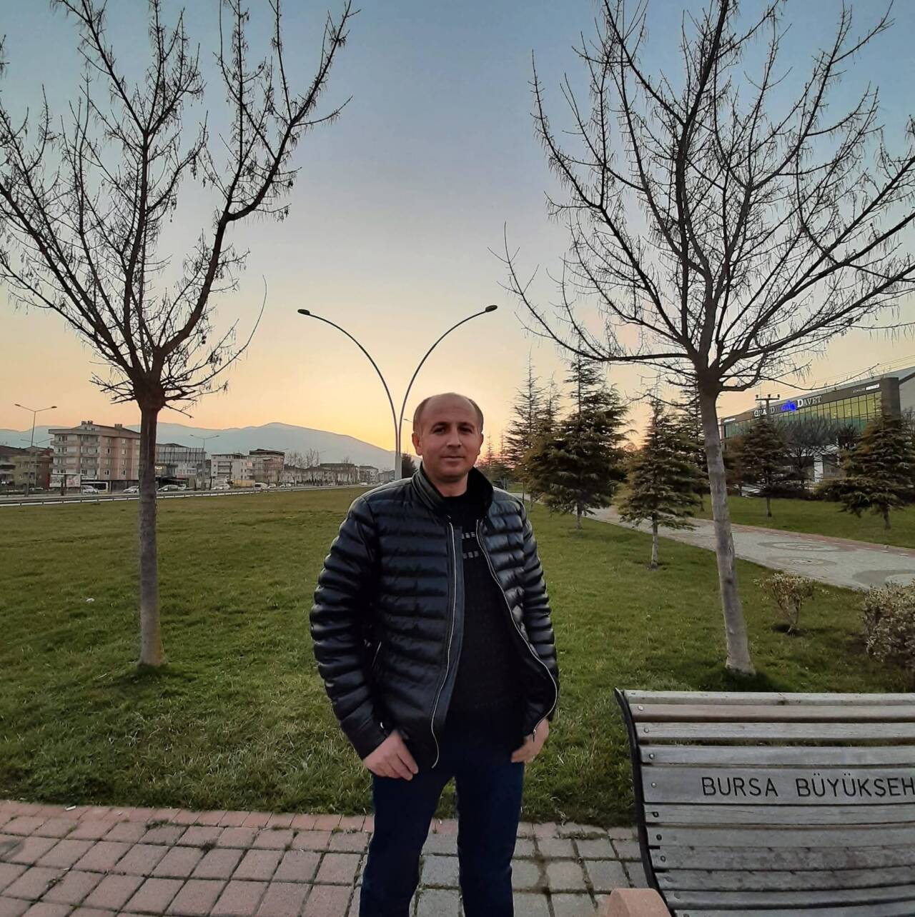 Bursa'nın İnegöl ilçesinde kullandığı devrilen traktörünün altında kalan İbrahim Yılmaz