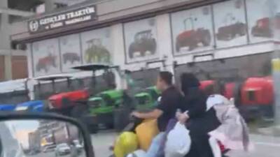 Bursa’da bir ailenin çok sayıda eşya ile elektrikli scooter üzerindeki