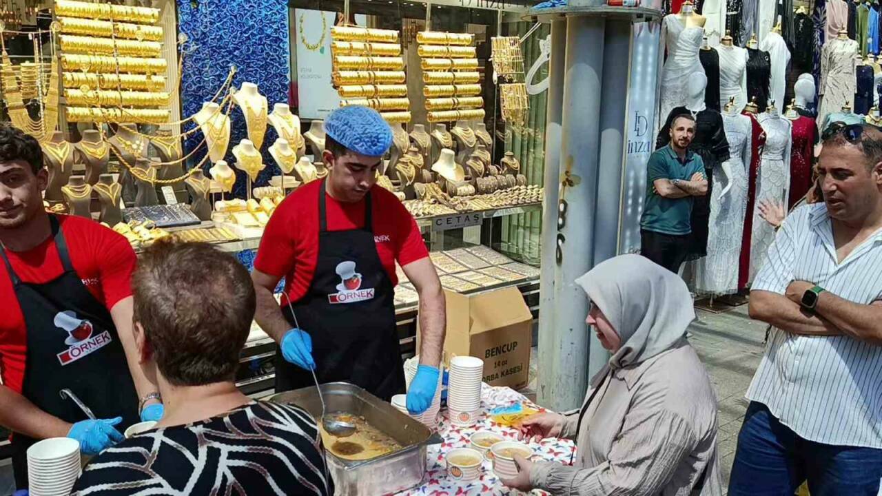 bursanin merkezinde 5 bin kisiye asure ikrami 1f083ac59213