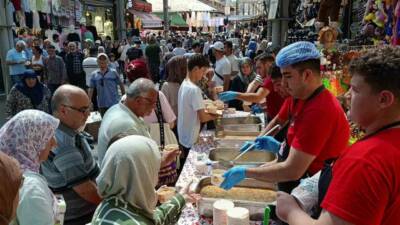 Bursa’nın Osmangazi ilçesindeki Tuzpazarı Çarşısı’nda esnafın 30 yıldır sürdürdüğü aşure