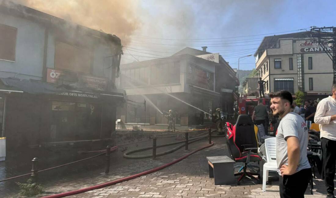 Bursa'nın meşhur Kayhan Çarşısı'ndaki yangında 6 iş yerinin hasar gördüğü