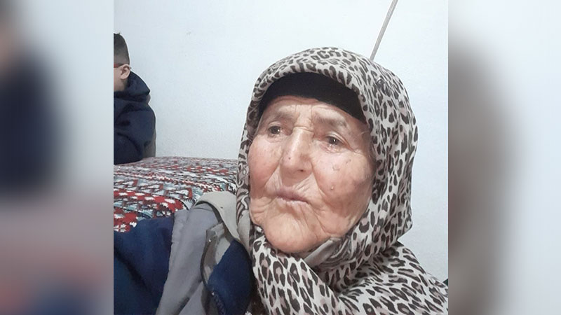 Bursa’da tarlada çalıştıktan sonra öğle yemeğini yiyip dinlenmek için yol