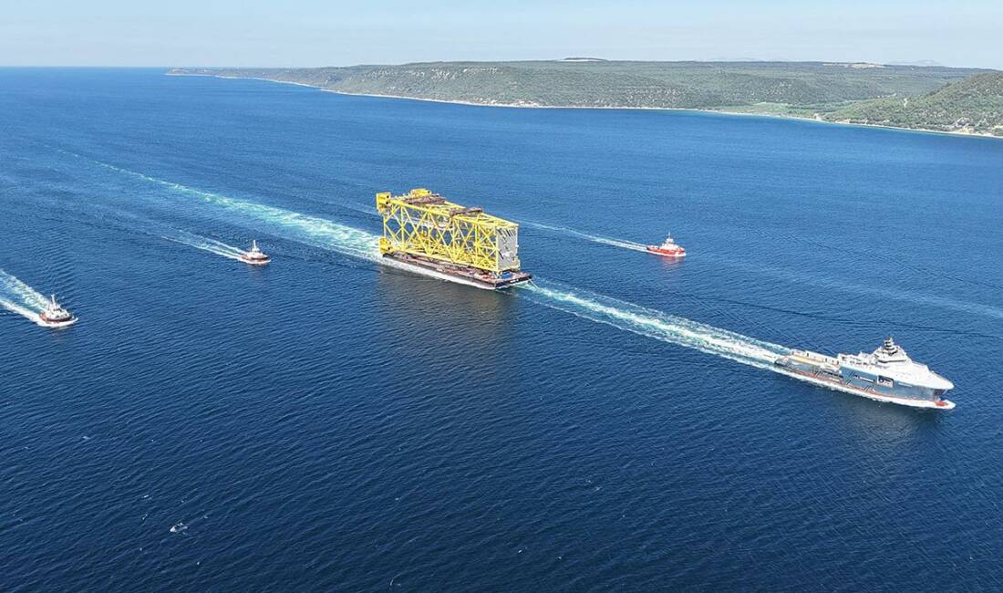 Çanakkale Boğazı’ndan dev geçiş İtalya'dan Romanya'ya götürülen, toplam uzunluğu 350 metreye ulaşan sondaj platformu
