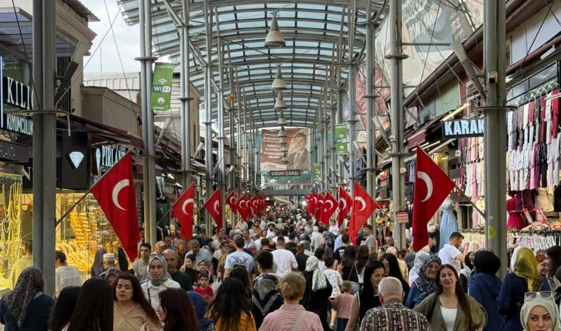 Bursa Milli maça hazır; Kapalı Çarşı’da bayrak resitali Tüm Türkiye’yi saran dev heyecan, Bursa'da da bambaşka bir coşkuya
