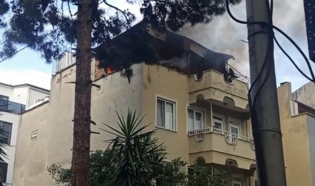 Bursa’nın Osmangazi ilçesinde bir evin çatısında çıkan yangın paniğe neden