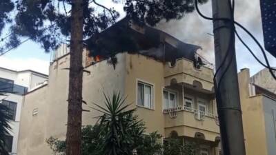 Bursa’nın Osmangazi ilçesinde bir evin çatısında çıkan yangın paniğe neden