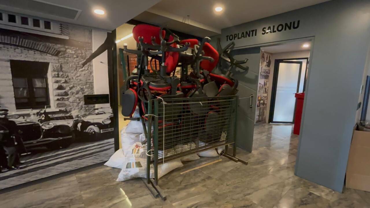 CHP Bursa'da partililer bina girişine barikat kurdu 1 chp bursada partililer bina girisine barikat kurdu 8b41d86a1d6b