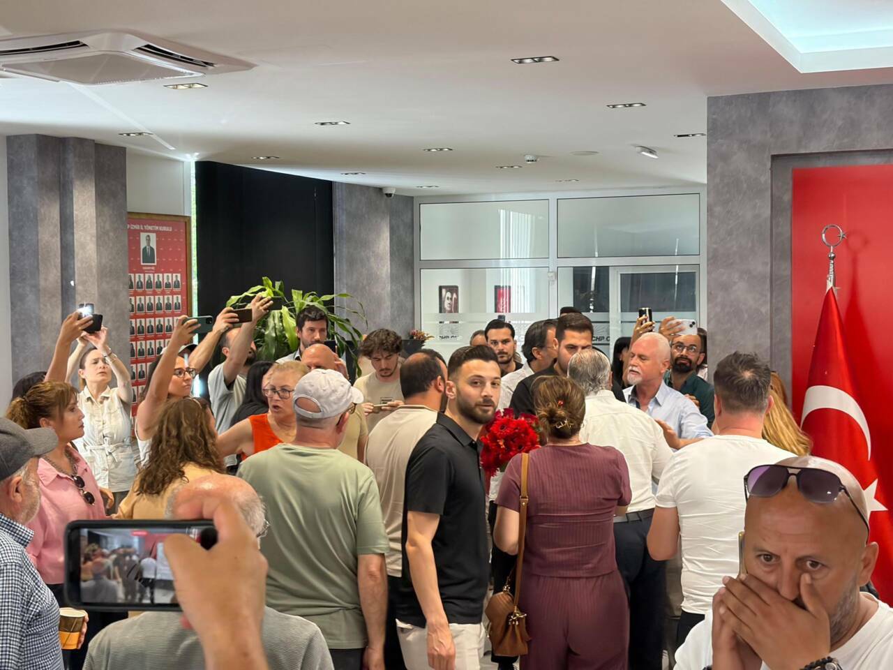 CHP İzmir İl Başkanlığı'nda gerginlik 2 chp izmir il baskanliginda gerginlik 5d5e143ad335