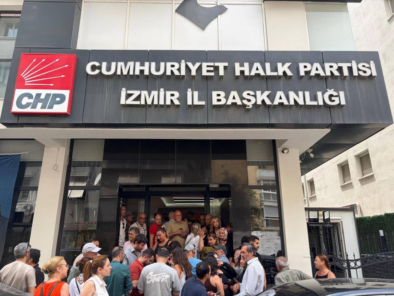 CHP İzmir İl Başkanlığı'nda gerginlik 4 chp izmir il baskanliginda gerginlik be165c30536f
