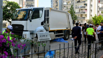 Adana’da yolun karşısına geçmek isterken belediyenin çöp kamyonunun altında kalan