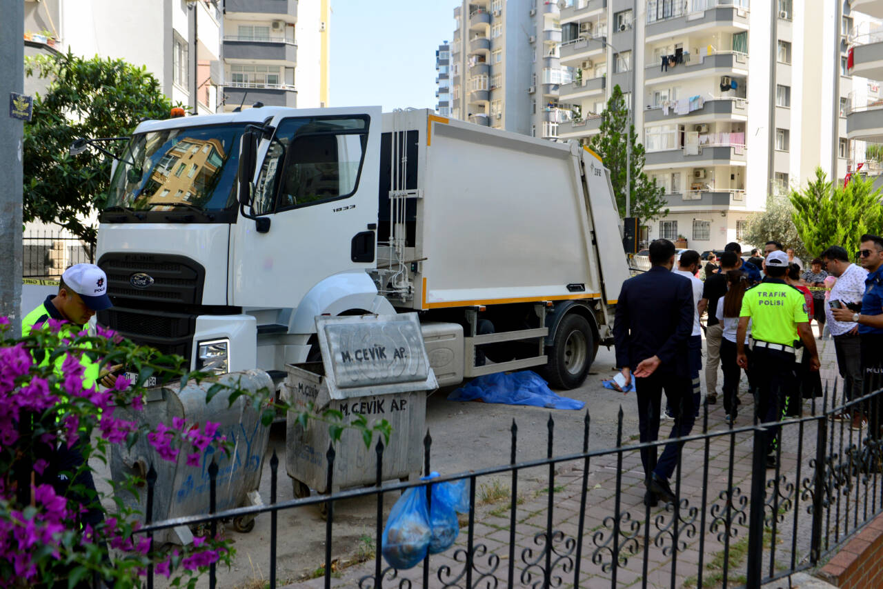 Yaşlı adamın kahreden sonu 1 cop kamyonunun altinda kalan yaya oldu 63a0e087637f