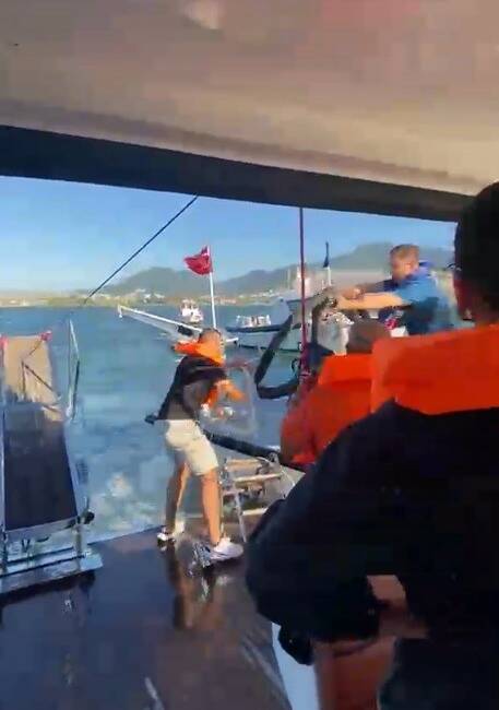 İzmir’in Narlıdere ilçesi açıklarında dümen kumanda kolunun kırılması sonucu su
