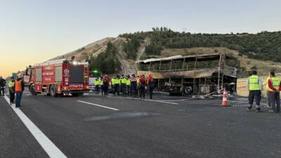 Denizli'nin Sarayköy ilçesinde dün yolcu otobüsünün bariyerlere çarparak yanması sonucu