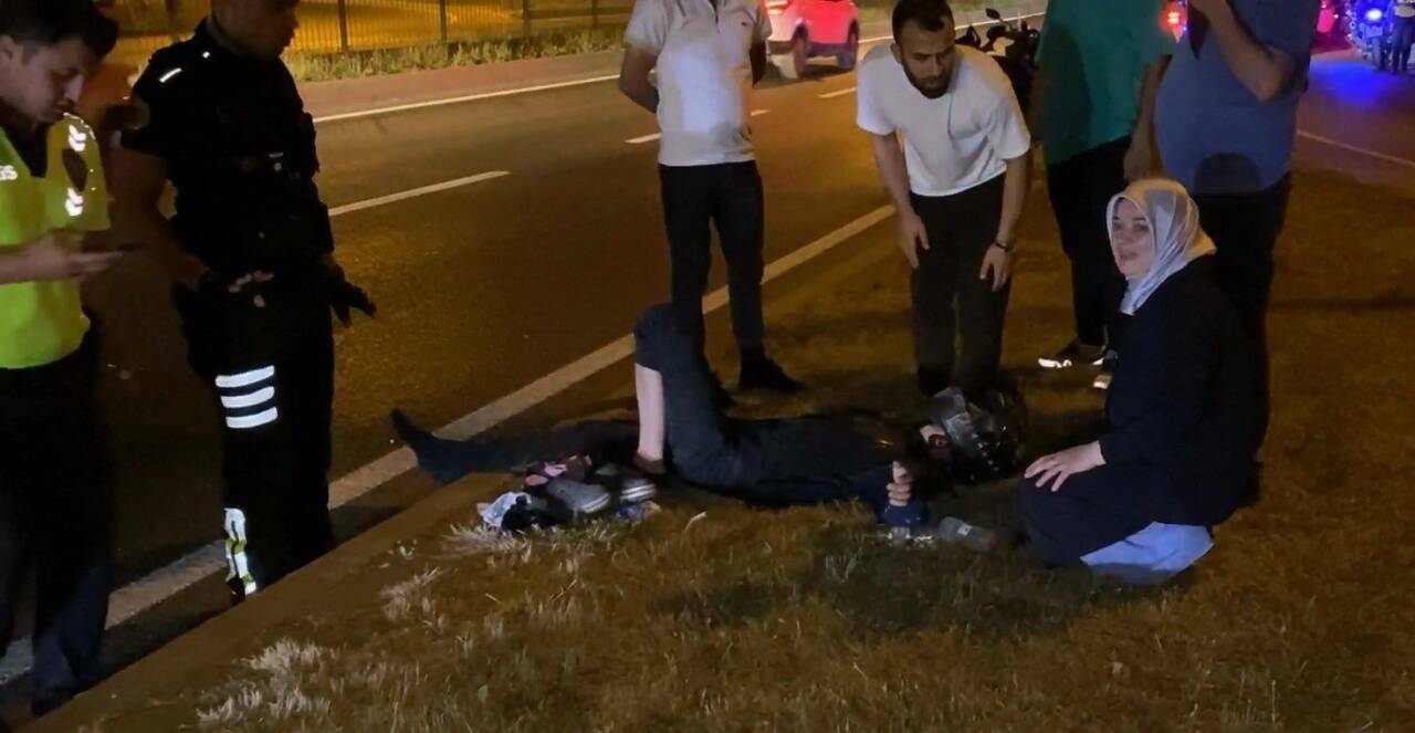 Bursa'da motosiklet kazası: Annesi bir an olsun yanından ayrılmadı 2 devrilen motosikletten dusen genc yaralandi annesi yanindan ayrilmadi f48fa012d5ae