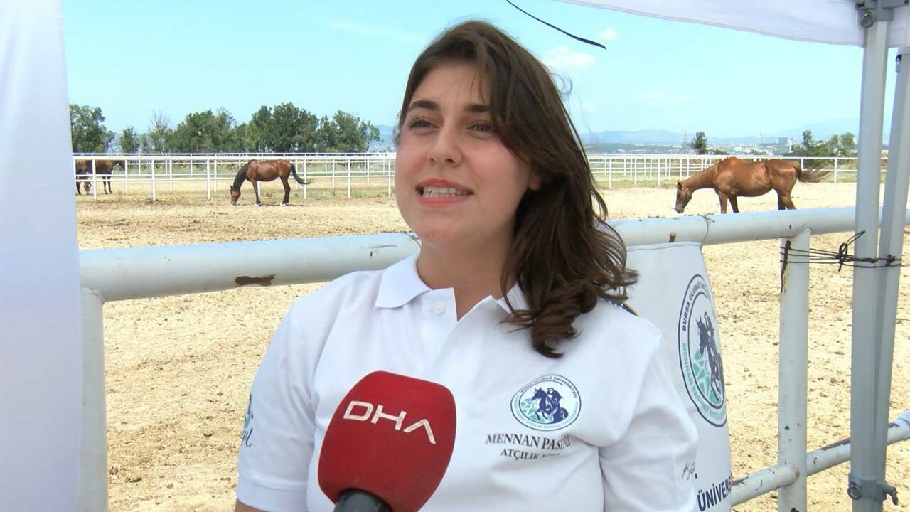 diplomalarini egittikleri atlarin uzerinde aldilar a7c8f234f6e5